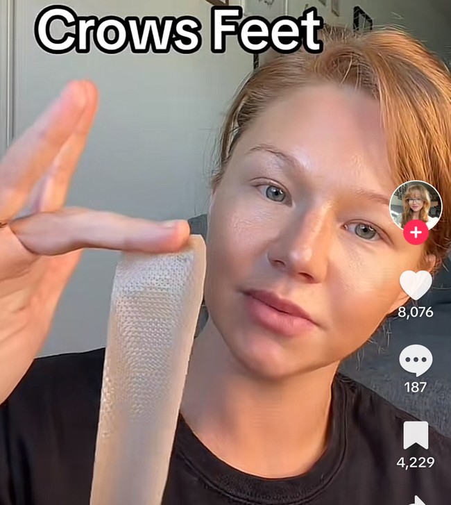 Krystn menjelaskan bahwa kunci dari kulit wajahnya yang awet muda adalah penggunaan lembaran selotip untuk bekas luka. Lembaran ini dirancang untuk merangsang produksi kolagen, yang memberikan struktur dan elastisitas pada kulit, sehingga membantu mengurangi tampilan kerutan dan garis halus. Krystn mengatakan bahwa ia telah menggunakan lembaran silikon ini untuk ditempelkan ke wajahnya. Foto: Dok. TikTok Krystn Walmsley