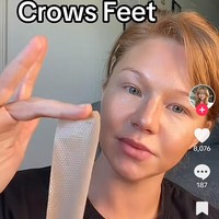 Krystn menjelaskan bahwa kunci dari kulit wajahnya yang awet muda adalah penggunaan lembaran selotip untuk bekas luka. Lembaran ini dirancang untuk merangsang produksi kolagen, yang memberikan struktur dan elastisitas pada kulit, sehingga membantu mengurangi tampilan kerutan dan garis halus. Krystn mengatakan bahwa ia telah menggunakan lembaran silikon ini untuk ditempelkan ke wajahnya. Foto: Dok. TikTok Krystn Walmsley