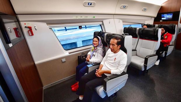 Gaya Jokowi Naik Whoosh ke Bandung Buka Piala Presiden.