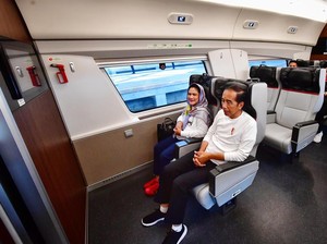 Gaya Jokowi Jajal Whoosh ke Bandung Buka Piala Presiden