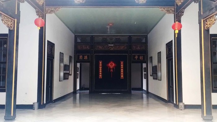 Gedung Candra Naya Tetap Bertahan di Tengah Pelukan Gedung-gedung Tinggi Jakarta Barat memang terkenal dengan Pecinan Glodoknya, di area tersebut berjejal berbagai makanan hingga bangunan-bangunan bernuansa Tionghoa. Namun beranjak sedikit dari kawasan tersebut ada bangunan lama berarsitektur Tionghoa yang telah melegenda. Bangunan itu adalah Gedung Candra Naya.