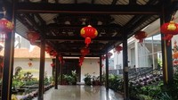 Gedung Candra Naya memiliki tiga bangunan asli. Satu bangunan utama dekat lobby hotel dan dua lainnya berada di kedua sisi bangunan utama tersebut.