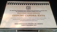 Bangunan yang statusnya sudah menjadi cagar budaya ini tetap bertahan di tengah gempuran gedung tinggi di sekelilingnya.