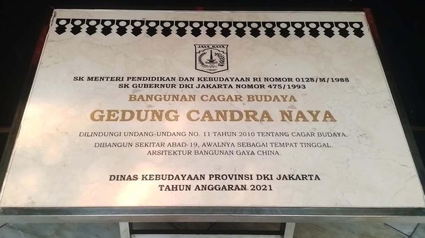 Jakarta Barat memang terkenal dengan Pecinan Glodoknya, di area tersebut berjejal berbagai makanan hingga bangunan-bangunan bernuansa Tionghoa. Namun beranjak sedikit dari kawasan tersebut ada bangunan lama berarsitektur Tionghoa yang telah melegenda. Bangunan itu adalah Gedung Candra Naya.