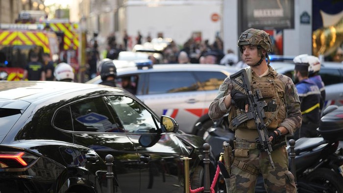 A soldier stands guard near the Champs-Elysees avenu after a stabbing Thursday, July 18, 2024 in Paris. French Interior Minister Gerald Darmanin said a police officer was attacked in Paris on Thursday in the Champs-Elysees neighborhood and the assailant was immediately 