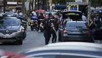 Serangan penikaman pada hari Kamis (18/7) terjadi hanya beberapa hari setelah seorang pria menikam dan melukai seorang tentara Prancis yang sedang berpatroli di Paris pada hari Senin di luar stasiun kereta Gare de lEst di timur Paris. Jaksa mengatakan penyerang dibawa ke rumah sakit jiwa.