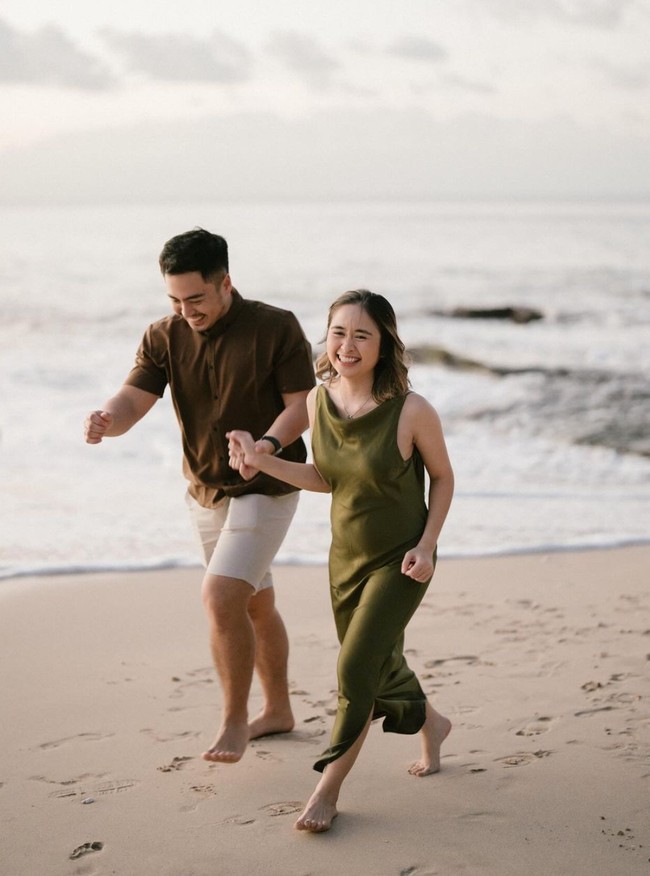 Berlokasi di tepi pantai, keduanya kompak memamerkan kebahagiaan mereka. Menikmati masa kehamilan bersama rekan terbaik, tulis Gritte dalam bahasa Inggris. Foto: Instagram/@gritteagathaa
