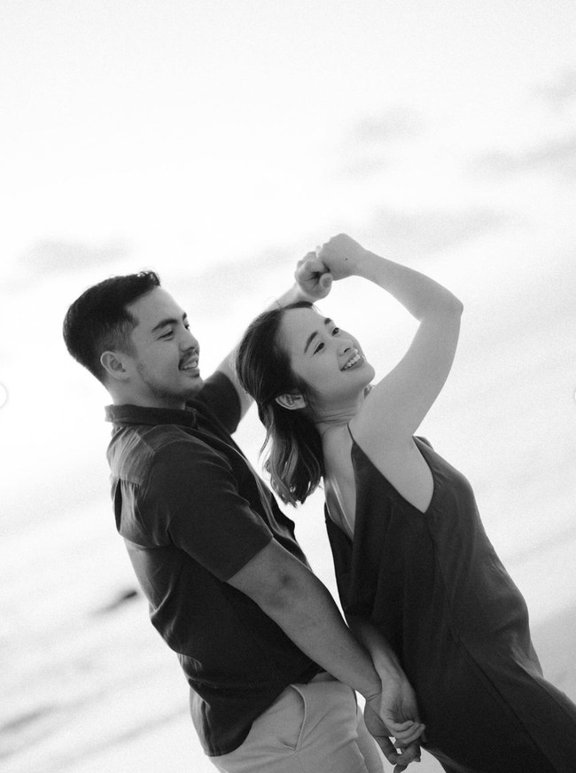 Pasangan yang akan segera menjadi orangtua baru itu terlihat kompak dan romantis. Gritte sendiri saat ini diketahui berusia 28 tahun, sementara sang suami 29 tahun, berbeda 1 tahun dengan dirinya. Foto: Instagram/@gritteagathaa