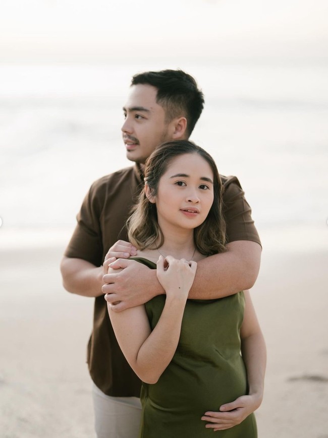 Di pemotretan tersebut Gritte juga tampak memamerkan baby bump di perutnya yang sudah mulai terlihat. Pesona bumil pun kian terpancar di dirinya. Foto: Instagram/@gritteagathaa