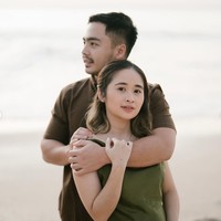 Di pemotretan tersebut Gritte juga tampak memamerkan baby bump di perutnya yang sudah mulai terlihat. Pesona bumil pun kian terpancar di dirinya. Foto: Instagram/@gritteagathaa