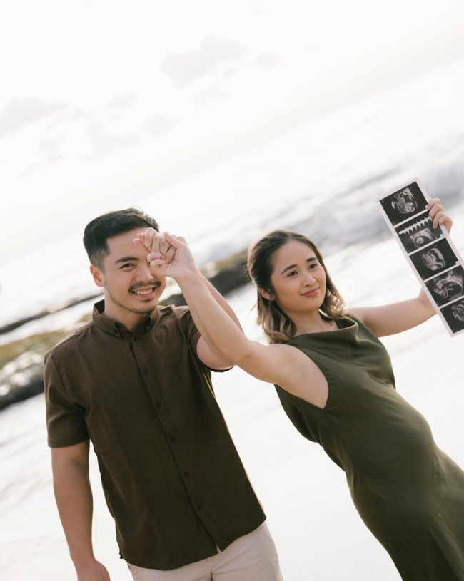Tak hanya pamer baby bump, Gritte juga memamerkan hasil USG sang jabang bayi. Sambil menggandeng suaminya, ia tampak memegang beberapa foto hasil USG calon bayinya. Foto: Instagram/@gritteagathaa