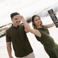 Tak hanya pamer baby bump, Gritte juga memamerkan hasil USG sang jabang bayi. Sambil menggandeng suaminya, ia tampak memegang beberapa foto hasil USG calon bayinya. Foto: Instagram/@gritteagathaa