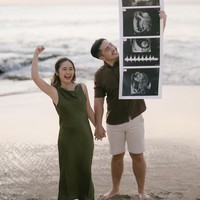 Uniknya tak hanya hasil USG berukuran normal, rupanya pasutri tersebut sudah menyiapkan hasil USG berukuran besar untuk properti pemotretan mereka. Foto: Instagraam/@gritteagathaa