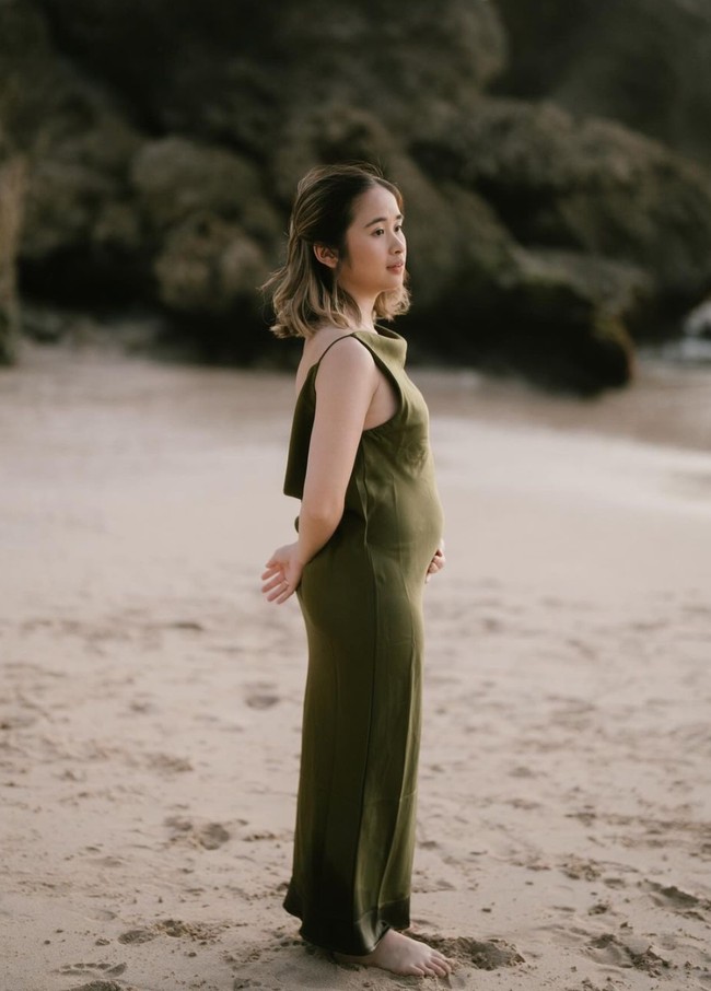 Mengenakan dress panjang backless, Gritte tampil natural seperti biasa. Terlihat dari unggahan-unggahannya, Gritte memang tampaknya lebih senang tampil natural dengan riasan wajah minimalis. Foto: Instagraam/@gritteagathaa