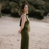 Mengenakan dress panjang backless, Gritte tampil natural seperti biasa. Terlihat dari unggahan-unggahannya, Gritte memang tampaknya lebih senang tampil natural dengan riasan wajah minimalis. Foto: Instagraam/@gritteagathaa