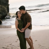 Pasangan suami-istri, Gritte Agatha dan Arif Hidayat saat ini tengah berbahagia menantikan kehadiran anak pertama mereka. Setelah sebelumnya sempat mengumumkan kabar kehamilan melalui Reels Instagram, kini pasutri yang resmi menikah di Bali pada 27 Agustus 2023 itu tampak menjalani pemotretan. Foto: Instagram/@gritteagathaa