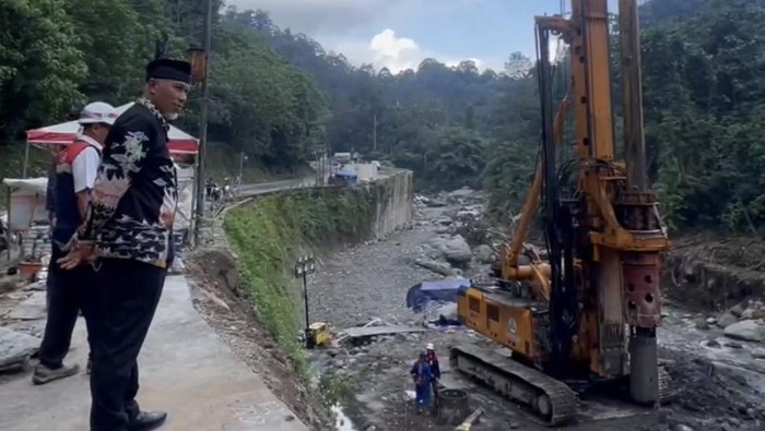 Gubernur Sumbar Mahyeldi saat mengecek perbaikan jalur Padang-Bukittingi di kawasan Lembah Anai pada Kamis (18/7) kemarin. (dok. Istimewa)