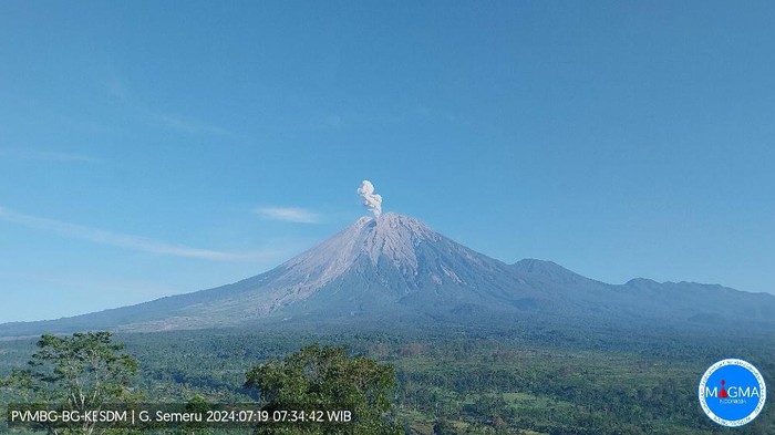gunung semeru erupsi setinggi ± 800 meter di atas puncak Jumat, 19 Juli 2024, pukul 07:33 WIB