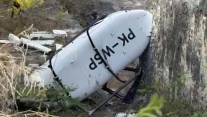 Tangkapan layar video helikopter jatuh di Pecatu, Kuta Selatan, Jumat (19/7/2024).
