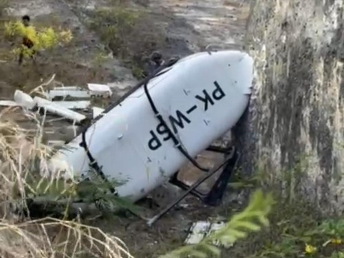 Tangkapan layar video helikopter jatuh di Pecatu, Kuta Selatan, Jumat (19/7/2024).