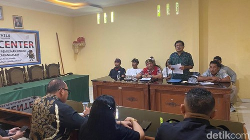 I Ketut Putra Ismaya Jaya mendatangi Bawaslu untuk beraudiensi terkait dugaan kejanggalan saat proses verifikasi faktual jelang Pilbup Karangasem, Jumat (19/7/2024). (I Wayan Selamat Juniasa/detikBali)