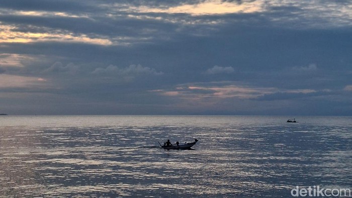 Ilustrasi - Suasana di pesisir Pantai Mapak, Kota Mataram, NTB. (Foto: Nathea Citra/detikBali)