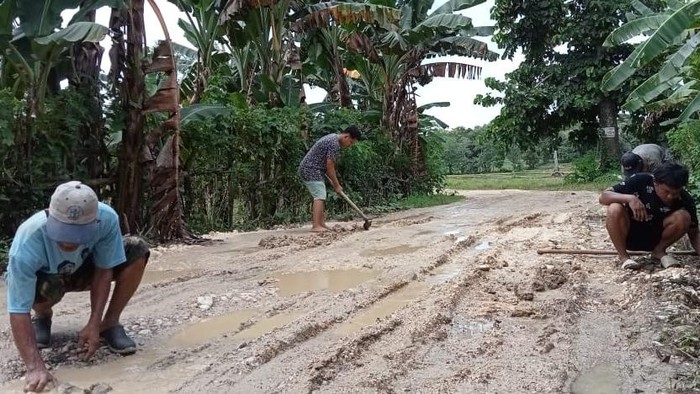 Jalan rusak di Desa Unra, Kecamatan Awangpone, Bone, yang dikeluhkan warga.