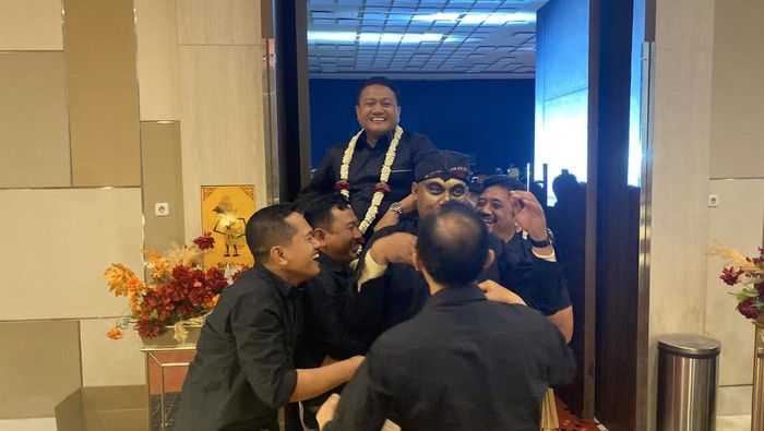 Kapolres Ngawi lama AKBP Argowiyono diusung anggota saat acara pisah ambut