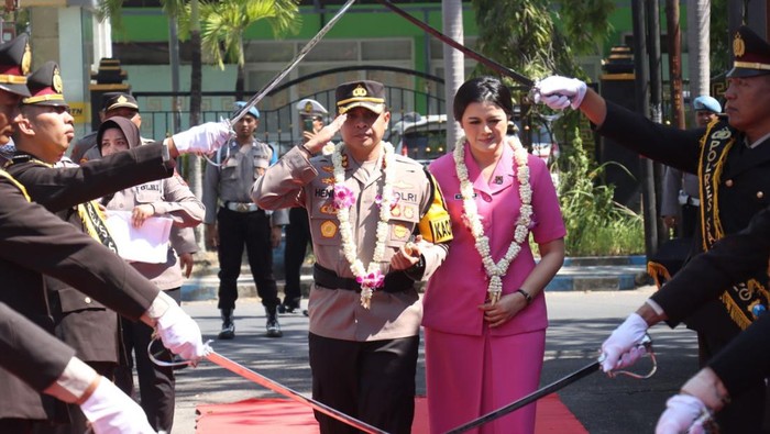 Kapolres Sampang AKBP Hendro Sukmono dan istri saat tradisi pedang pora