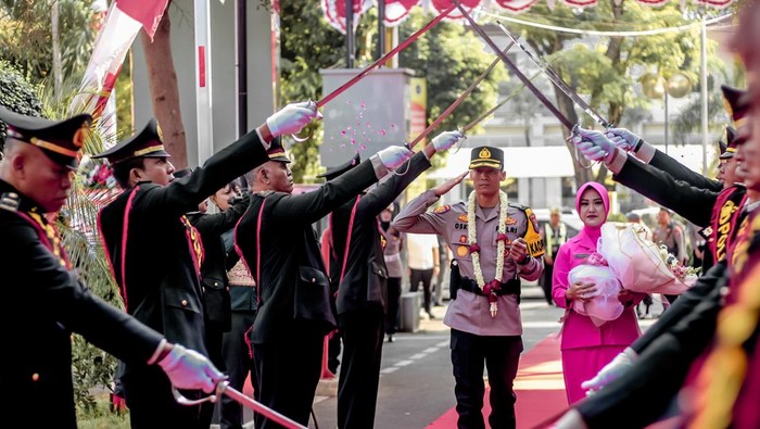 Kapolres Tuban AKBP Oskar Syamsuddin bersama istri Raudiah Oskar saat tradisi gerbang pora