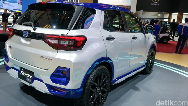 Daihatsu memamerkan deretan kendaraan irit di GIIAS 2024. Salah satunya Rocky e-Smart Hybrid yang memiliki konsumsi bahan bakar irit yaitu 1:28 km/liter.