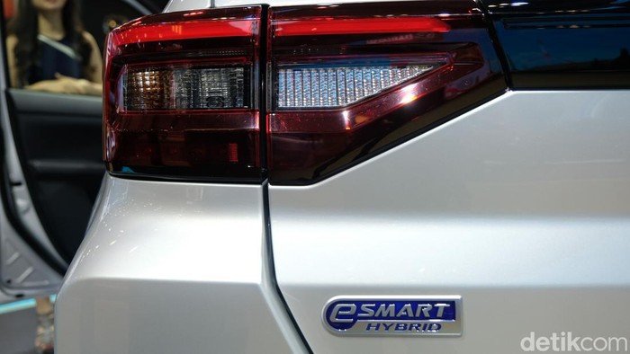 Daihatsu memamerkan deretan kendaraan irit di GIIAS 2024. Salah satunya Rocky e-Smart Hybrid yang memiliki konsumsi bahan bakar irit yaitu 1:28 km/liter.