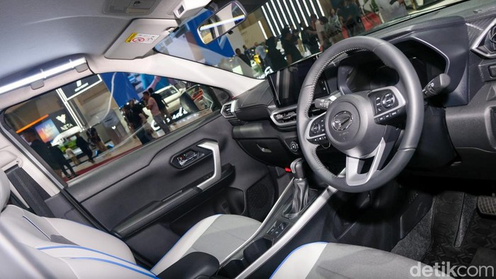 Daihatsu memamerkan deretan kendaraan irit di GIIAS 2024. Salah satunya Rocky e-Smart Hybrid yang memiliki konsumsi bahan bakar irit yaitu 1:28 km/liter.