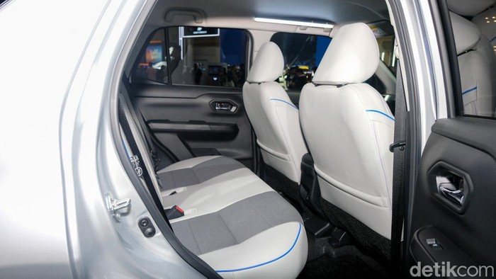 Daihatsu memamerkan deretan kendaraan irit di GIIAS 2024. Salah satunya Rocky e-Smart Hybrid yang memiliki konsumsi bahan bakar irit yaitu 1:28 km/liter.