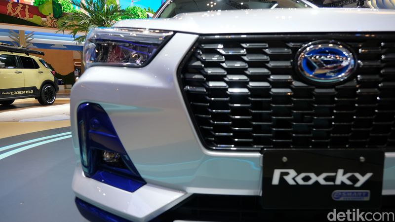 Daihatsu memamerkan deretan kendaraan irit di GIIAS 2024. Salah satunya Rocky e-Smart Hybrid yang memiliki konsumsi bahan bakar irit yaitu 1:28 km/liter.