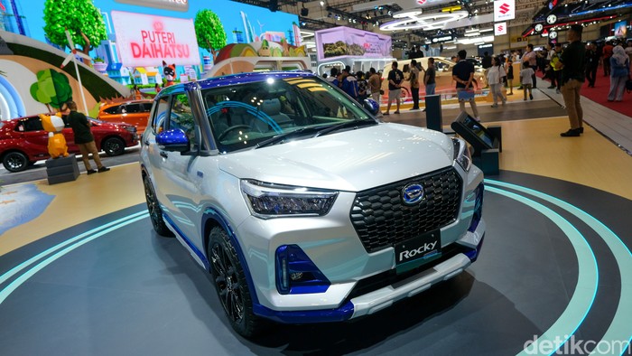 Daihatsu memamerkan deretan kendaraan irit di GIIAS 2024. Salah satunya Rocky e-Smart Hybrid yang memiliki konsumsi bahan bakar irit yaitu 1:28 km/liter.