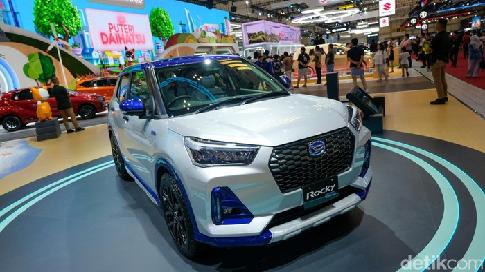 Daihatsu memamerkan deretan kendaraan irit di GIIAS 2024. Salah satunya Rocky e-Smart Hybrid yang memiliki konsumsi bahan bakar irit yaitu 1:28 km/liter.