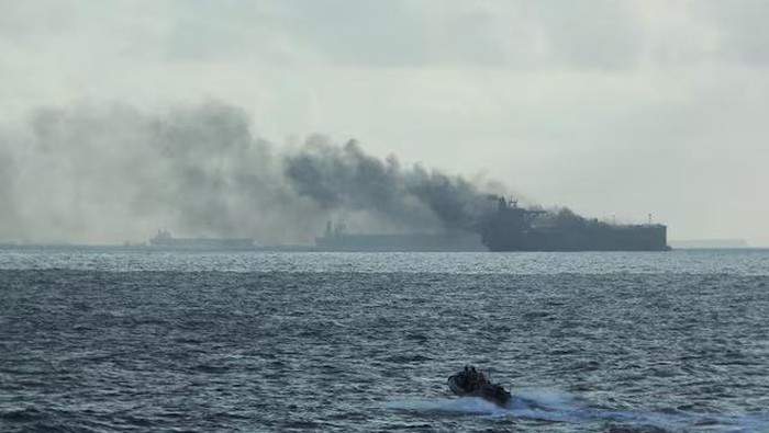 Ledakan Hebat di Selat Singapura Akibat Benturan Dua Kapal Tangki Minyak