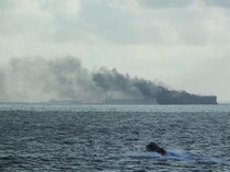 Tabrakan Dekat Singapura-Malaysia, 2 Kapal Tanker Minyak Terbakar