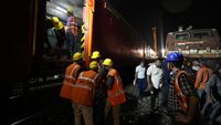 Kereta Di India Tergelincir, Puluhan Penumpang Jadi Korban