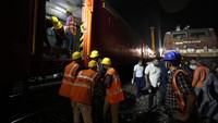 Komisaris bantuan negara bagian Uttar Pradesh Naveen Kumar mengatakan kepada AFP bahwa 35 orang lainnya terluka. Tiga di antaranya serius.  