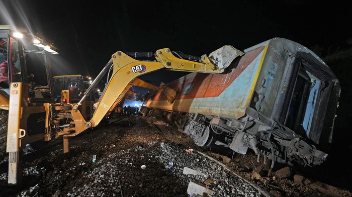Kereta di India Tergelincir, Puluhan Penumpang Jadi Korban A railway official cuts the coupling of a coach of a derailed passenger train near Gonda, 200 kilometers (125 miles) from Lucknow, India, Thursday, July 18, 2024. A passenger train derailed on Thursday in northern India, killing at least two passengers and injuring 20 others, a railroad official said. The cause of the accident is being investigated. (AP Photo/Rajesh Kumar Singh)