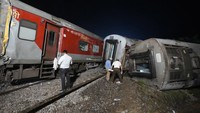 Chandigarh-Dibrugarh Express, yang menempuh jarak 2.640 kilometer (1.640 mil), tergelincir di dekat kota suci Hindu di utara Ayodhya, sekitar pukul 14:30 (0900 GMT).  