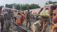Setidaknya empat gerbong terbalik di lokasi kecelakaan di distrik Gonda, lapor lembaga penyiaran NDTV. Rekaman yang disiarkan oleh jaringan tersebut menunjukkan para penumpang berdiri di atas kompartemen yang tergelincir dan terjatuh sementara yang lain berseliweran di sekitar reruntuhan.  