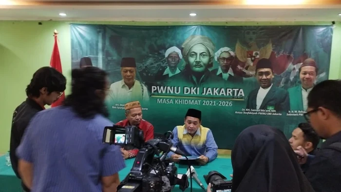 Ketua PWNU Jakarta KH Samsul Maarif saat mengumumkan hasil rapat syuriyah dan tanfidziyah yang memecat empat pengurus LBMNU karena berjejaring dengan Israel. (Foto: NU Online Jakarta)