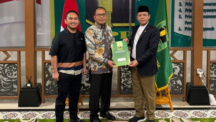 Ketum PPP Mardiono (kanan) menyerahkan surat tugas kepada Danny Pomanto untuk maju di Pilgub Sulsel.