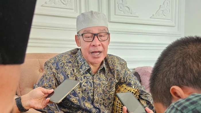 Pimpinan Pondok Pesantren Buntet, Cirebon, Jawa Barat  KH Adib Rofiuddin Izza saat berbincang kepada wartawan, Jumat (19/7/2024).