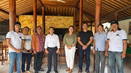 Koalisi Nawasena saat bertemu I Made Satria, kandidat bupati asal PDIP yang juga mendaftar di Nawasena. (foto : dok Gede Artison Andarawata).
