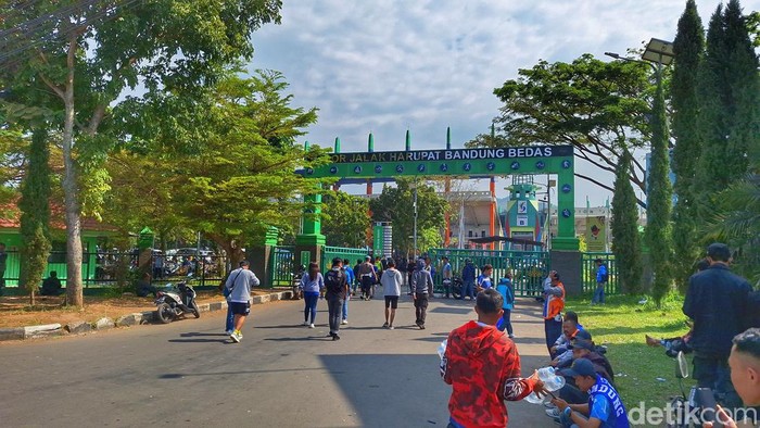 Kondisi di depan Stadion Si Jalak Harupat, Kabupaten Bandung