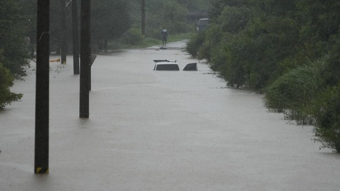 Korea Selatan Banjir Setelah Diguyur Hujan Deras A car is partially submerged in flood waters by heavy rain in Paju, South Korea, Thursday, July 18, 2024. (AP Photo/Lee Jin-man)